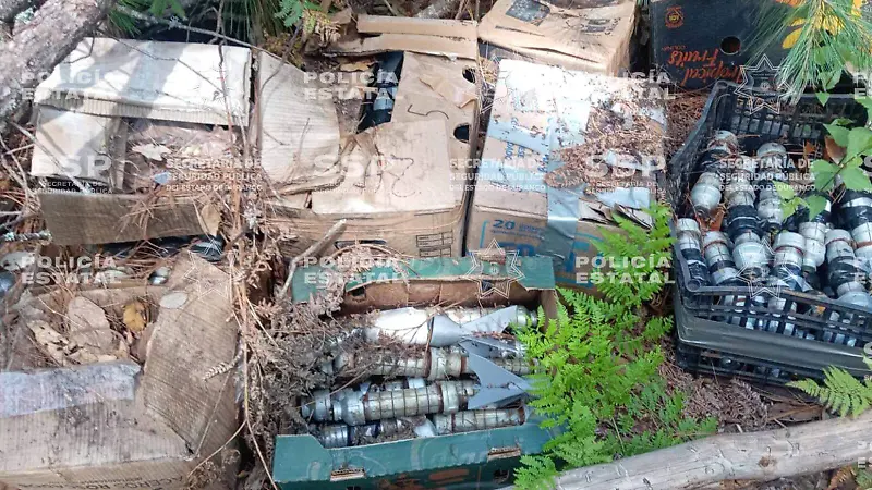 Policía Estatal y Ejército aseguran decenas de explosivos improvisados en Tamazula, Durango